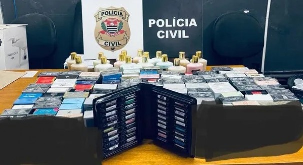 Polcia Civil apreende mais de 100 frascos de perfumes falsificados em um estabelecimento comercial, em Pirapozinho