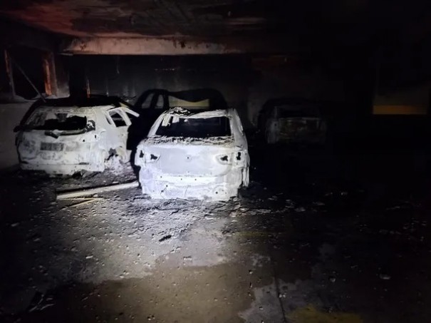 Tr�s ve�culos s�o destru�dos ap�s inc�ndio em estacionamento de pr�dio residencial e comercial na Vila Dubus, em Presidente Prudente
