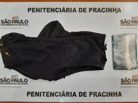 Mulher é levada para a Delegacia de Polícia após tentar entrar em presídio com droga na calcinha