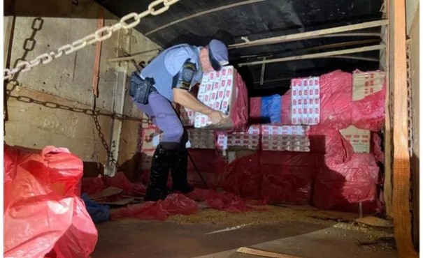 Carga de 225 mil ma�os de cigarros contrabandeados � apreendida na SP-425, em Parapu�