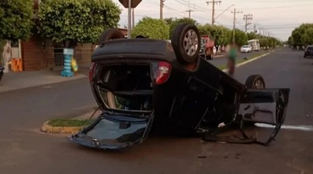 Carro capota após bater em outro veículo que estava estacionado, em Panorama