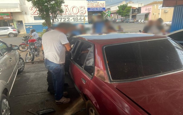 Beb� � resgatada de carro fechado em estacionamento de supermercado em Andradina