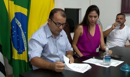 Após afastamento de prefeito e vice por suspeita de desvio de verbas, novo presidente da Câmara toma posse como chefe do Executivo de Flora Rica