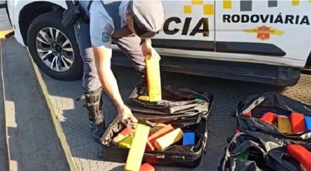 Casal é preso por tráfico de droga após Polícia Rodoviária localizar 70 tabletes de maconha em malas de viagem, em Presidente Epitácio