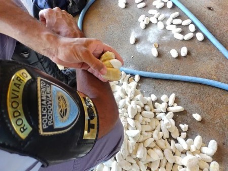 Boliviano é preso transportando batatas recheadas com pasta base de cocaína em Santa Cruz do Rio Pardo