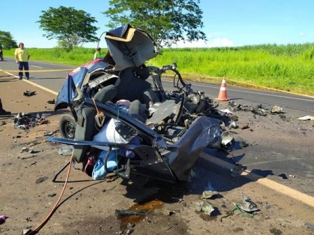 Motorista morre após invadir pista contrária e bater de frente com caminhão em rodovia do interior de SP