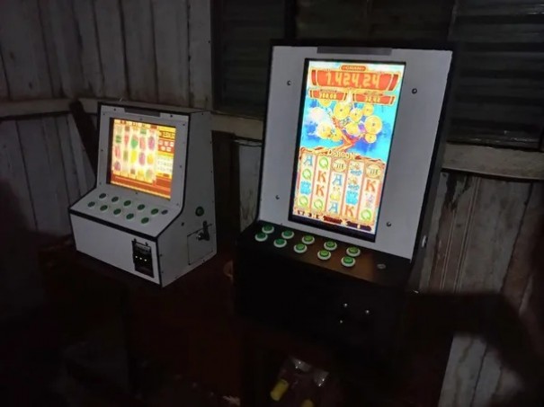 Pol�cia Militar apreende m�quinas ca�a-n�queis em estabelecimento comercial em Panorama