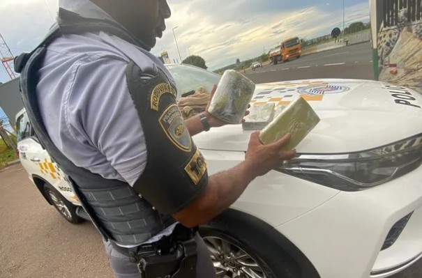Com mais de 4kg de coca�na escondidos no corpo, boliviana � presa em flagrante na Rodovia Raposo Tavares, em Presidente Venceslau