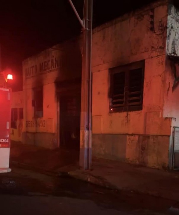Corpo de Bombeiros controla inc�ndio em oficina mec�nica em Osvaldo Cruz