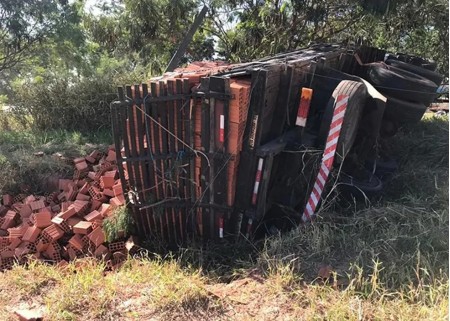Caminhão com carga de tijolos tomba fora da pista da Rodovia Comandante João Ribeiro de Barros, em Adamantina