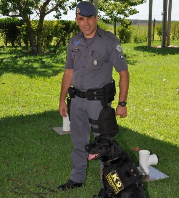 Tup� se despede do querido c�o farejador Abar�, que morreu aos 10 anos