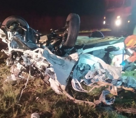 Mulher morre em acidente entre carros e caminhão em rodovia de Araçatuba; veículo ficou destruído