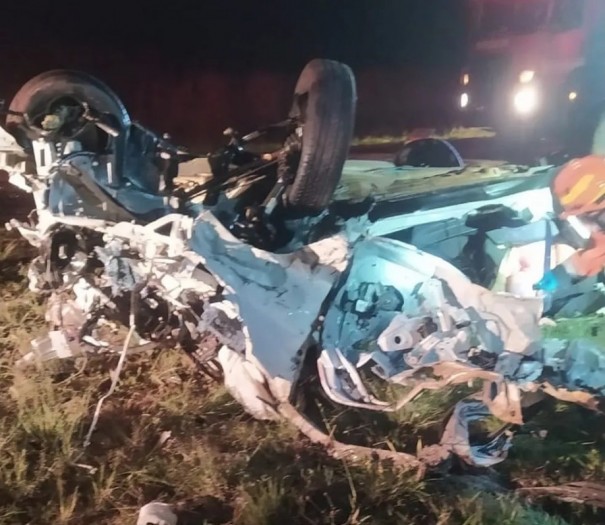 Mulher morre em acidente entre carros e caminh�o em rodovia de Ara�atuba; ve�culo ficou destru�do