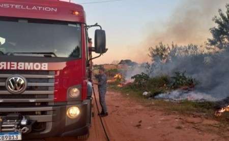 Corpo de Bombeiros de Tupã combate foco de incêndio na margem da SP-294