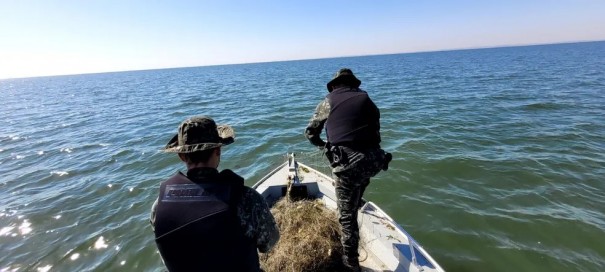 Pol�cia Ambiental apreende 1,1 mil metros de redes de pesca irregulares no Rio Paran�, em Presidente Epit�cio