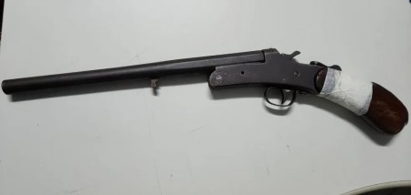 Rapaz é preso após ser flagrado com arma de fogo em frente à lanchonete no Jardim Cambuci, em Presidente Prudente