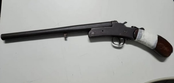 Rapaz � preso ap�s ser flagrado com arma de fogo em frente � lanchonete no Jardim Cambuci, em Presidente Prudente