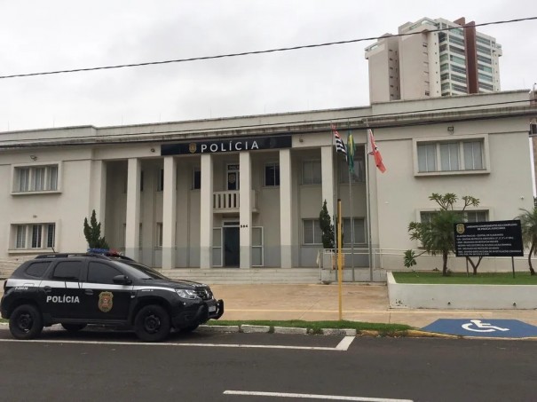 Pol�cia encontra corpo carbonizado em terreno baldio de Ara�atuba