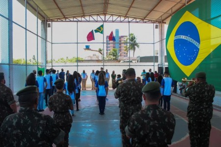 Governo decide encerrar programa de escolas cívico-militares