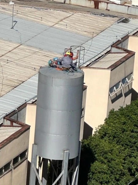 Homem desmaia durante manutenção em reservatório de água do Hospital Estadual, em Presidente Prudente, e é resgatado pelo Corpo de Bombeiros