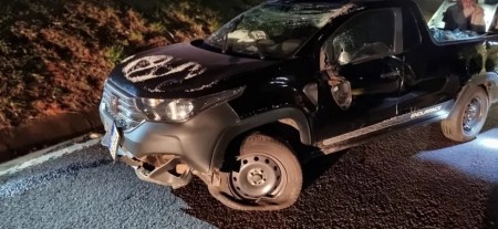 Motorista capota veículo após bater em canaleta na alça de acesso da Rodovia Comandante João Ribeiro de Barros, em Dracena