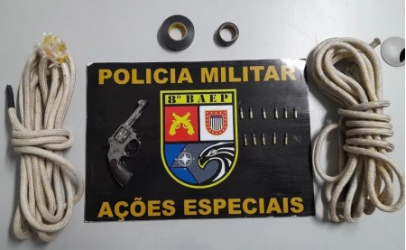 Após denúncia, motorista e passageiro são presos com revólver dentro de veículo em Presidente Prudente