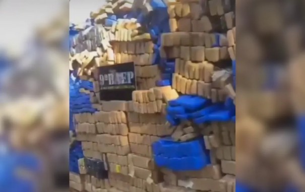 Pol�cia apreende quase quatro toneladas de maconha em rodovia no interior de SP