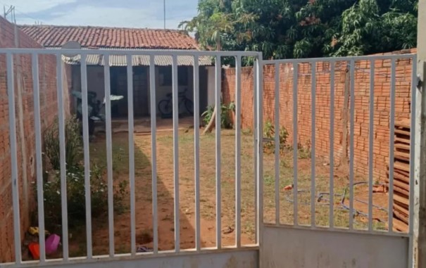 Crian�a � resgatada ap�s ser abandonada em Ara�atuba; m�e foi presa