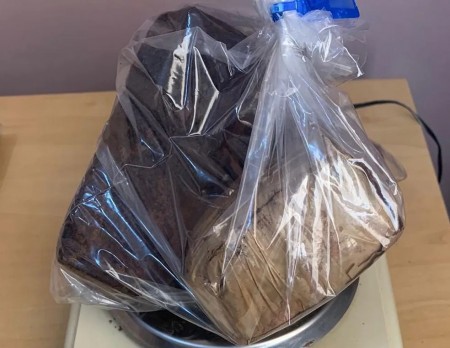 Moradora aciona Polícia Militar após cachorro de estimação desenterrar porção de maconha do quintal, em Pacaembu