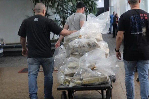 Motorista � preso ao transportar 1,2 tonelada de maconha em fundo falso de caminh�o, em Taciba