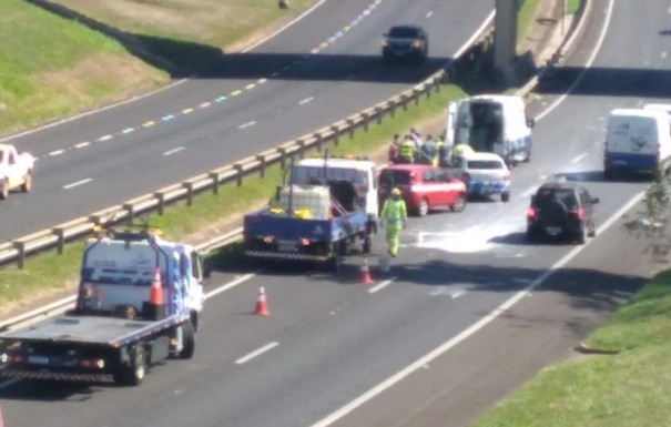 Em 10 minutos, dois acidentes de tr�nsito deixam quatro pessoas feridas na Rodovia Raposo Tavares, em Presidente Prudente
