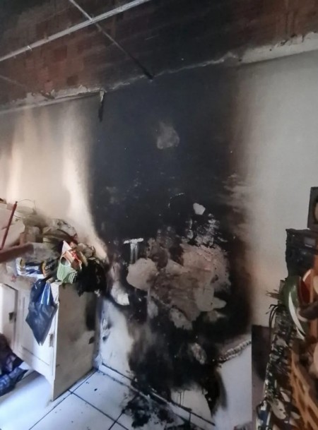 Vela acesa causa incêndio em residência de idosa, no Bairro Álvaro Campoy, em Osvaldo Cruz