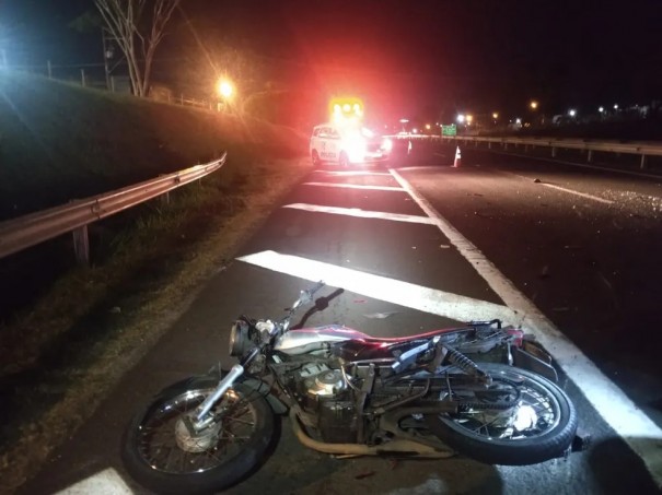 Devido a tr�nsito lento, motociclista colide na traseira de carro parado e morre na Rodovia Raposo Tavares