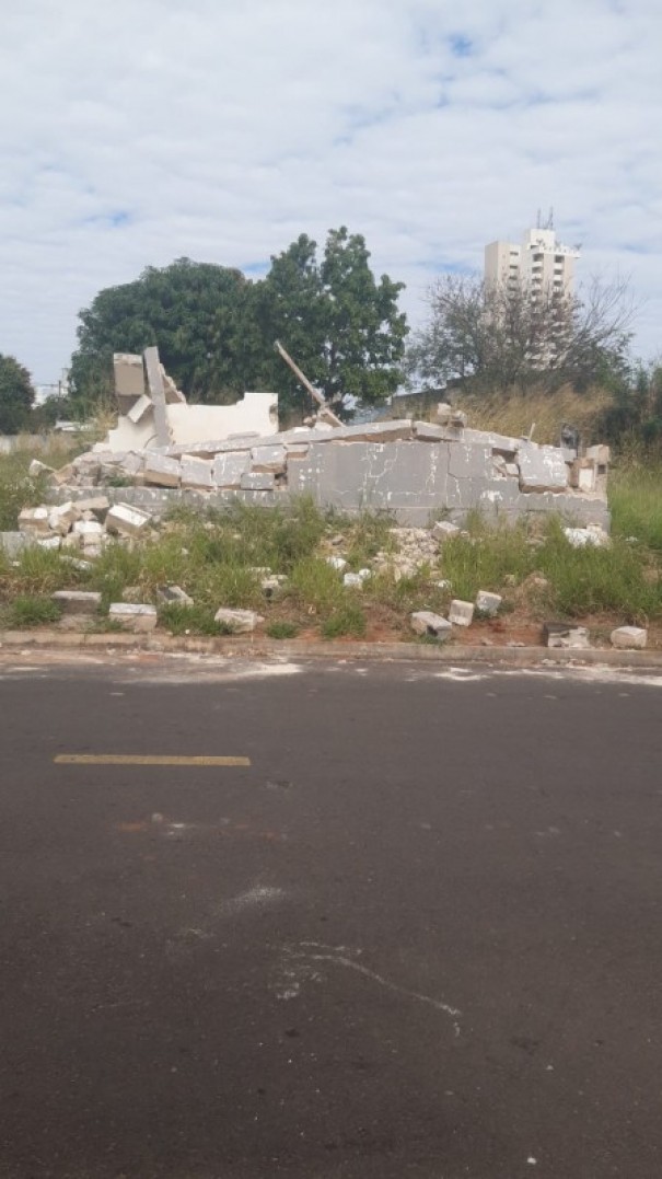 Voc Reprter: Moradores reclamam de destroos de casa demolida na Rua Carolina Conti Moreno, em Osvaldo Cruz
