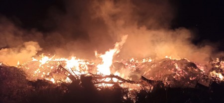 Corpo de Bombeiros e Defesa Civil de Osvaldo Cruz controlam incêndio em pátio ao lado do barracão da reciclagem