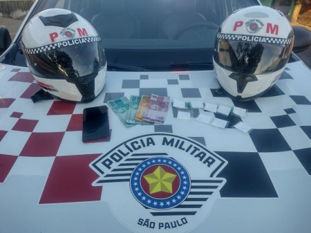 PM fiscaliza motos, apreende drogas e prende homem por tráfico na Operação Cavalo de Aço em Osvaldo Cruz