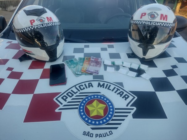 PM fiscaliza motos, apreende drogas e prende homem por tr�fico na Opera��o Cavalo de A�o em Osvaldo Cruz
