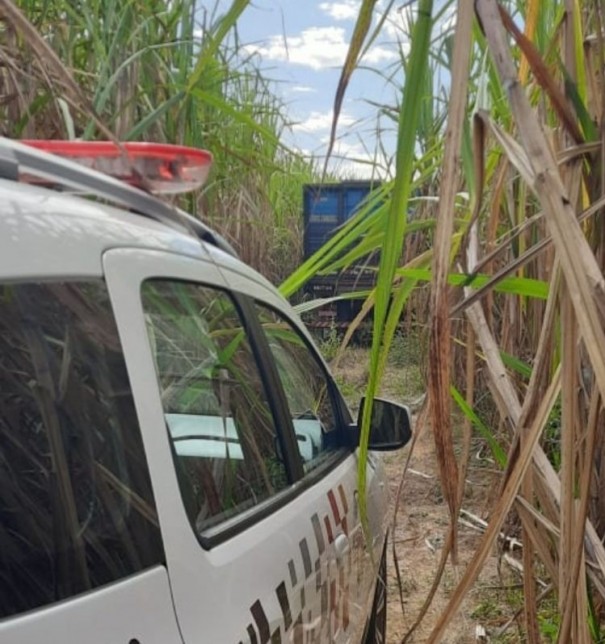 Caminh�o furtado � encontrado pela Pol�cia Militar de Tup� em �rea de planta��o de cana