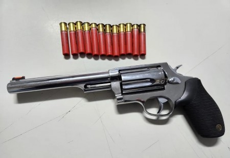 Homem recebe revólver e munições de proprietário de lava a jato e acaba preso em flagrante