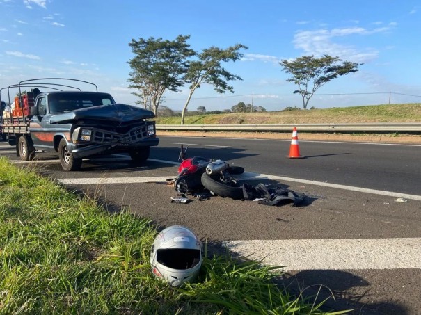 Acidente entre motocicleta e caminhonete deixa uma pessoa gravemente ferida na Rodovia Raposo Tavares