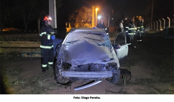 Motorista abandona carro ap�s capotamento na SP-294 em Tup�