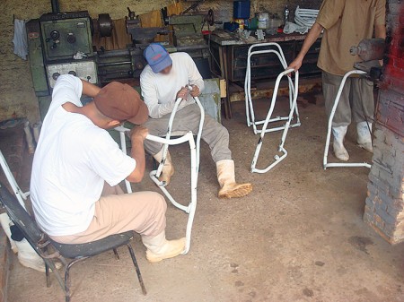 Reeducandos de Osvaldo Cruz reformam poltronas para Santa Casa