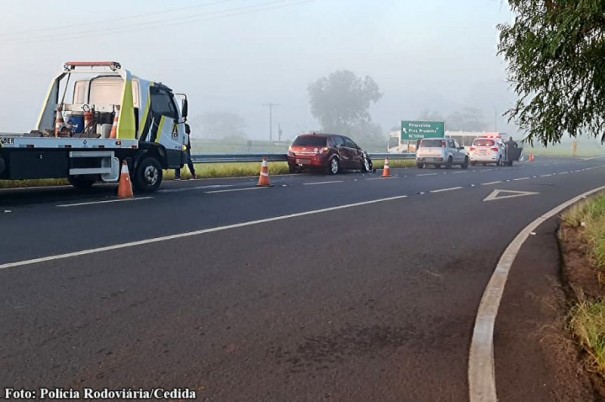 Colis�o envolve �nibus e carro na Rodovia Assis Chateaubriand
