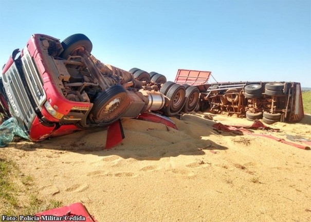 Motorista sai sem ferimentos de tombamento de carreta com carga de soja na SP-483
