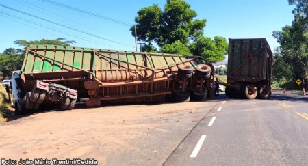 Carreta canavieira tomba na vicinal que liga os municípios de Tupã e Quatá