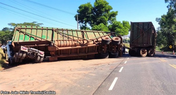 Carreta canavieira tomba na vicinal que liga os munic�pios de Tup� e Quat�