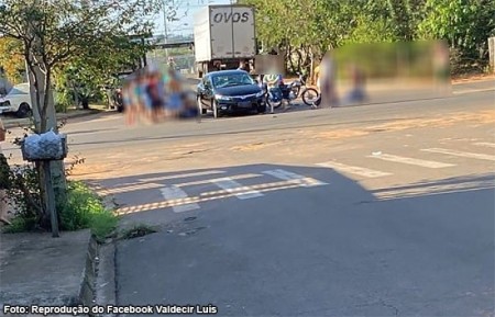 Acidente entre carro e moto fere duas pessoas em Bastos