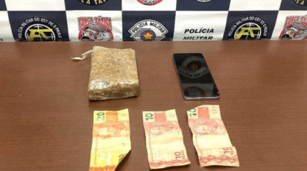 Indiv�duo � preso com tijolo de maconha ap�s tentar fugir da policia e quase atropelar pedestre