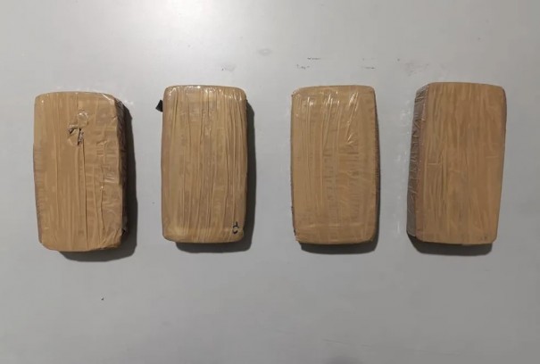 Homem esconde tabletes de crack em bagagem de m�o e acaba preso por tr�fico de droga, em Presidente Venceslau