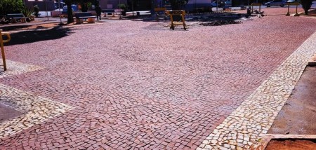 Salmourão: Seguem os serviços de reforma e paisagismo da praça da Bandeira